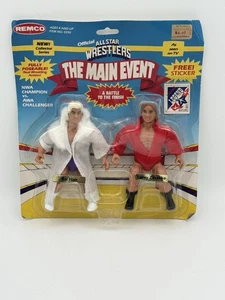 1985 Remco AWA Main Event Ric Flair vs Larry Zbyszko con adesivo NUOVO - Foto 1 di 6