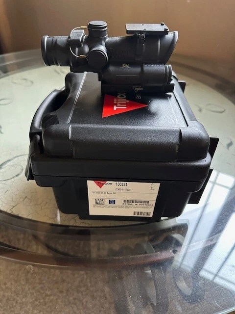 Trijicon ACOG TA02 4x32 retícula Chevron iluminada verde (nueva demostración) Foto 1 de 4