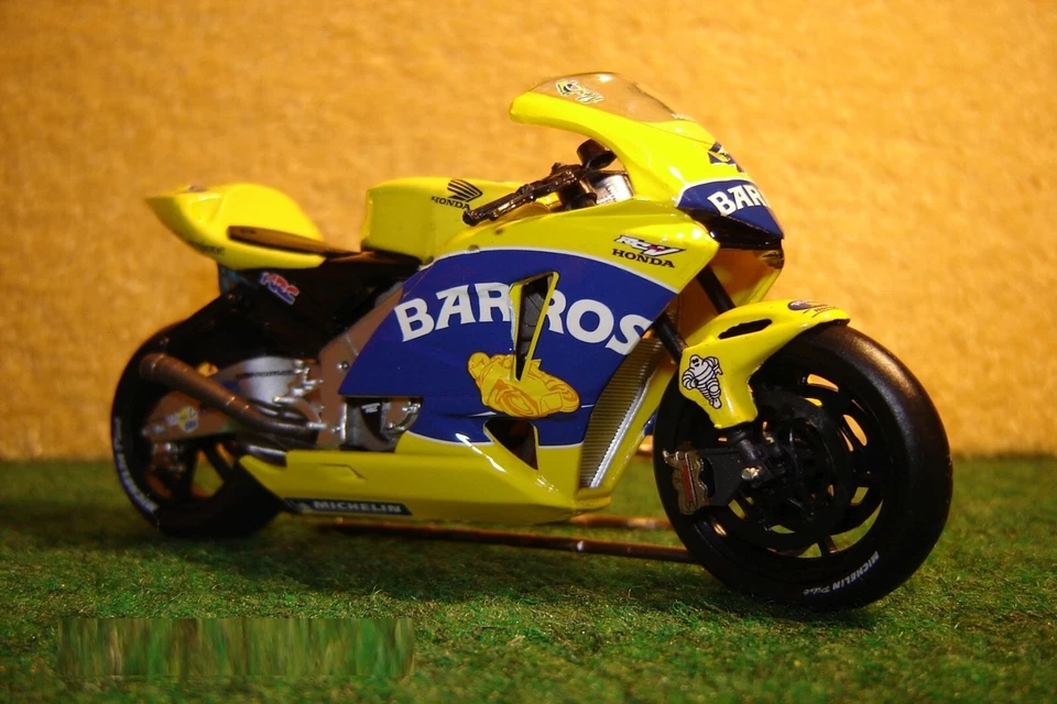 1:22 Honda RC211V A.Barros 4 Camel 2005 PROTAR 00138 - Bild 1 von 1