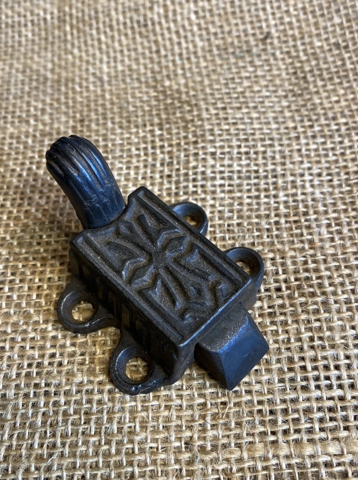 Cerradura de ventana de hierro Eastlake antigua inusual de colección especial captura cargada con resorte Foto 1 de 4