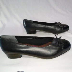 Ros Hommerson Tawnie Black Low Heel Shoes w/ bow Womens Size 8.5 W - Picture 1 of 10