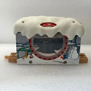 Fisher Price Thomas & Friends Ferrovia in Legno Tunnel innevato Destinazione Treno Giocattolo - Foto 1 di 13
