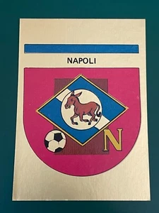 FIGURINA CALCIATORI FLASH GAME 1983 SCUDETTO N.2 NAPOLI NUOVA - Picture 1 of 2