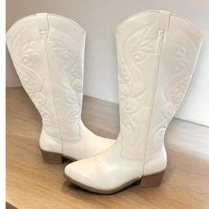 Botas hasta la rodilla Torrid talla 8,5 WW ancho blanco vaquera occidental imitación cuero - Imagen 1 de 5