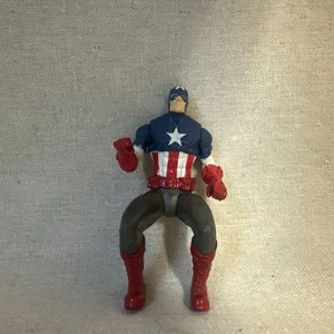 FIGURINE JOUET CAPTAIN AMERICA EN POSITION ASSISE MARVEL AVENGERS 3,5” - Photo 1/2