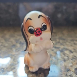 Vintage Norcrest Napco Welpe Hund mit Marienkäfer auf Nase Keramik Figur Japan #A234 - Bild 1 von 7