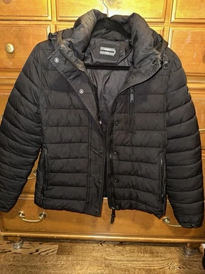 Abrigo de invierno corto con capucha y cremallera de Superdry para mujer, talla S, negro Foto 1 de 4