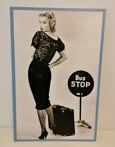MARYLIN AT THE BUS STOP – STAMPA SU PANNELLO FOREX 3mm 33 X 50 cm - Picture 1 of 1