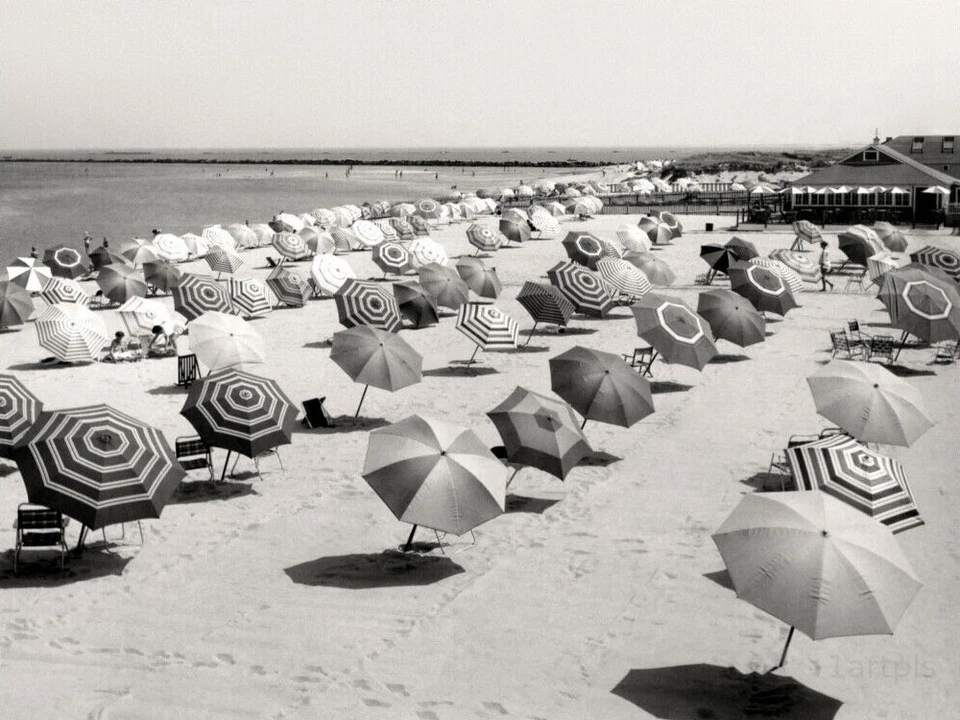 Impresión de póster de sombrillas de playa de la década de 1950, arte de playa vintage, acantilado playa Nantucket Foto 1 de 1