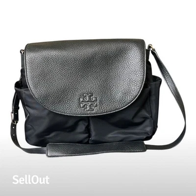 Bolsa de pañales mensajero de nailon negra Tory Burch Thea con cambiador Foto 1 de 4