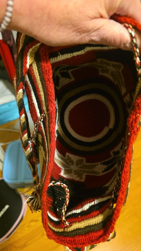 Bolso Bandolera Colombiano Wayuu Mochila Crochet Macromo Flecos Cordón Cubo  Foto 1 de 4