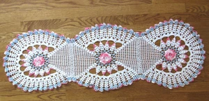 CROCHETED 15 x 45" DRESSER SCARF TABLE RUNNER, 3-D CENTER ROSES PINK BLUE WHITE - Picture 1 of 12