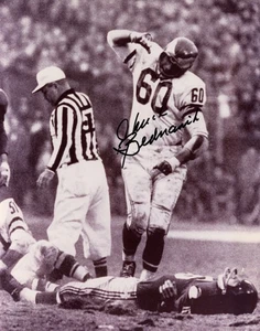CHUCK BEDNARIK SIGNIERT 8x10 FOTO STEHEND ÜBER FRANK GIFFORD EAGLES BECKETT BAS - Bild 1 von 2