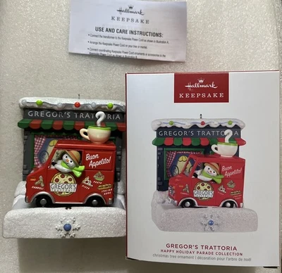 Hallmark Gregor's Trattoria 2024 adorno de recuerdo NUEVO narradores Happy Parade Foto 1 de 4