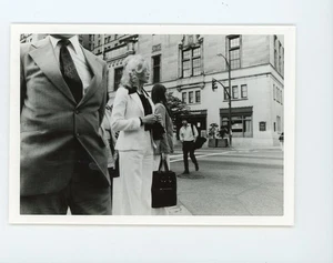 Elegante mujer caminando, sincera foto callejera foto instantánea vintage - Imagen 1 de 3