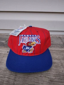 Wow! Cappello snapback NOS vintage anni 90 Kansas Jayhawks berretto spilla righe con etichetta! made in USA - Foto 1 di 7