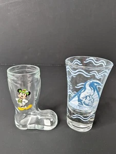 SET BESTEHEND AUS 2 SCHNAPSGLÄSERN MICKEY MOUSE STIEFEL 3" & WALT DISNEY WORLD 3,5" - Bild 1 von 8