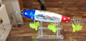 Señuelo de agua superior de 4,5 pulgadas hecho a mano hélice arbolada (llamas de bandera estadounidense) - Imagen 1 de 6