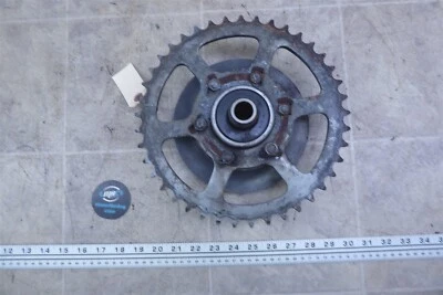 Suzuki GS750T S517-1 1982) rueda trasera piñón y soporte Foto 1 de 4