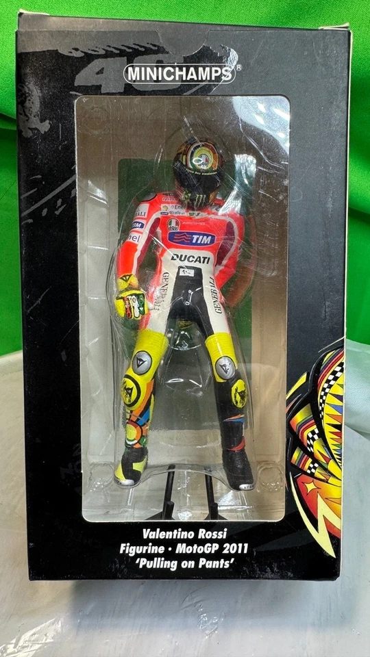 valentino rossi minichamps 1:12 Pulling on Paints' 2011 - Immagine 1 di 4