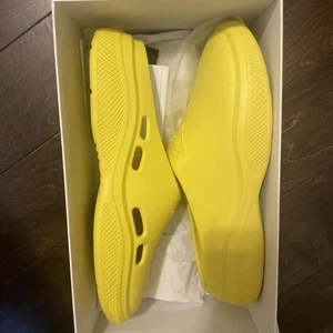 Prada Mellow Rubber Logo Embossed Pantoletten Clogs Size 43 $625 - Bild 1 von 7