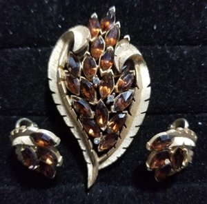Crown Trifari Vintage Brooch & Earrings Set Gold Tone Straight Back Pin Clip On - Picture 1 of 7