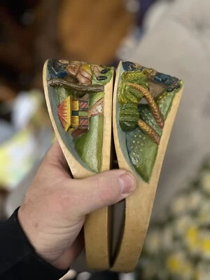 Sandalias de tacón talladas años 40-50 arte polinesio, sin usar, decorativas como nuevas Foto 1 de 4