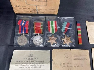 Souvenirs aus dem Zweiten Weltkrieg 1939-1945 (Medaillen und ein Waffenkoffer) - Bild 1 von 16