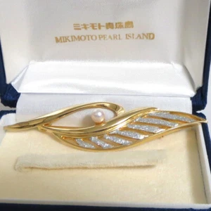 Authentic Mikimoto Pearl Island Akoya Pearl Brooch Goldtone Metal in Case Good - Picture 1 of 19