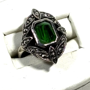 Costume Jewelry Ring Embossed Silver Tone Leaves Green Glass Stone Sz 6 - Picture 1 of 11