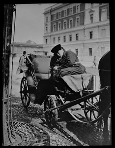 Magic Lantern Slide CABMAN AND HIS VEHICLE C1890 OLD PHOTO ANTIQUE RUSSIA - Picture 1 of 3