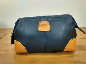 FUNDA DE ASEO BRICS CLUTCH CON CREMALLERA QATAR AIRLINES 1ª CLASE AZUL MARINO/SILLA BRONCEADA USADA EN EXCELENTE ESTADO - Imagen 1 de 10