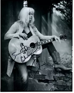 EMMYLOU HARRIS signed Autogramm 8x10 Foto TOP INHALT - Bild 1 von 1