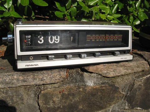 vintage 1980s SOUNDESIGN mid-century modern FLIP am-fm radio alarm CLOCK 3566C Cover