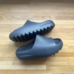 Adidas Yeezy Slide Dark Onyx Kids - Worn Once - Size UK 3Y, EU 35 - Picture 1 of 6