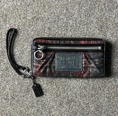 Cartera sin asas Coach Poppy tartán multi negra y roja a cuadros cremallera alrededor muñeca Y2K Foto 1 de 4