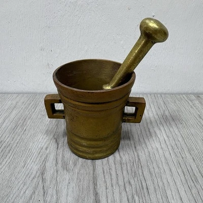 TRITURADORA DE PASTILLAS DE LATÓN MACIZO VINTAGE. MORTERO FARMACIA BOTICARIO MÉDICO Foto 1 de 4