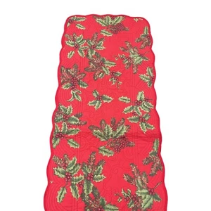 St. Nicholas Square Holly & Berries Quilted Table Runner 100% Cotton Reversible - Imagen 1 de 5