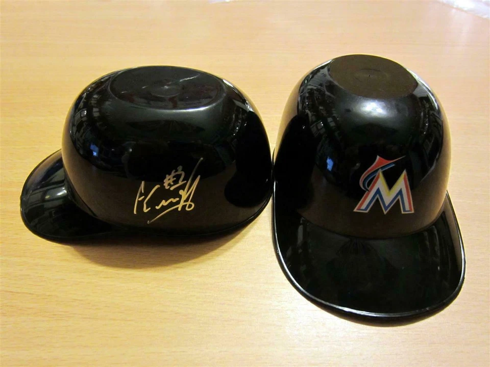 Minicasco firmado por Adeiny Hechavarría de los Miami Marlins certificado de autenticidad Foto 1 de 1