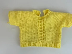 Suéter de muñeca amarillo vintage tejido a mano - Imagen 1 de 2