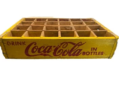 Caja amarilla Coca-Cola King Size 1964 vintage. Puede contener 24 botellas de vidrio de Coca-Cola. Foto 1 de 4