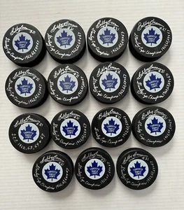 Discos de hockey Bobby Baun Toronto Maple Leafs firmados inscritos oficiales en vidrio de la NHL - Imagen 1 de 8