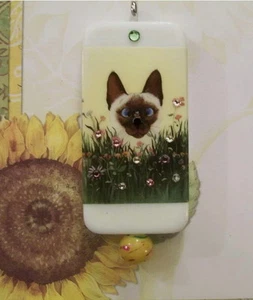 BEAUTIFUL SIAMESE KITTEN AMONG THE FLOWERS DOMINO PENDANT - Picture 1 of 2