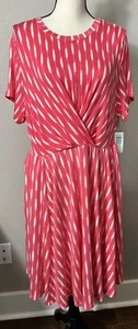 Mini abito skater TORRID super morbido in maglia drappeggiata davanti Ikat rosa e bianco taglia 2 - Foto 1 di 10