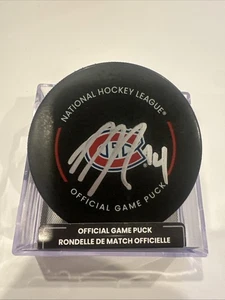 Nick Suzuki Firmado Montreal Canadiens Juego Oficial Puck Auto - Imagen 1 de 3