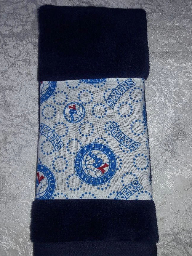 Toalla de mano Philadelphia 76ers hecha a mano ¡¡¡GRAN REGALO!!! IDEAL PARA BOLSAS DE GOLF Y GIMNASIO  Foto 1 de 1