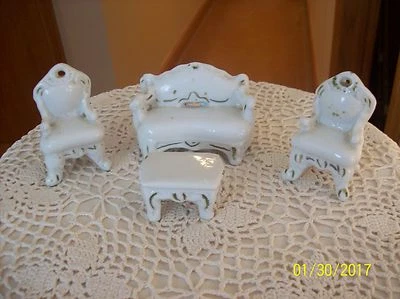 Juego de sofá, 2 sillas y mesa de centro vintage de salón de porcelana para casa de muñecas Foto 1 de 4