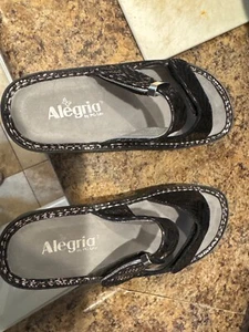 Alegria Womens Karmen Metallic Dazzler Slide Sandala Silver/Black Sz 40/9.5-10 - Picture 1 of 3
