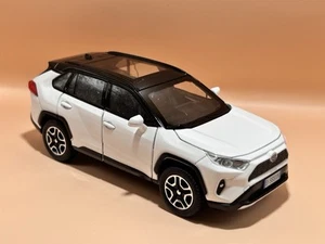 Modellino auto in lega 1:32 Toyota RAV4 SUV metallo pressofuso auto giocattolo fuoristrada ~ bianco - Foto 1 di 19
