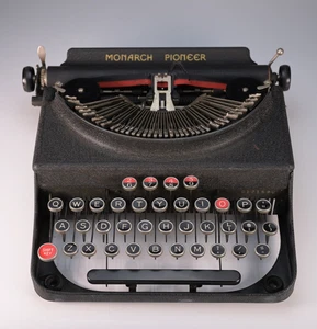 Macchina da scrivere Remington Monarch Pioneer acciaio vintage nera retrò con custodia - Foto 1 di 16